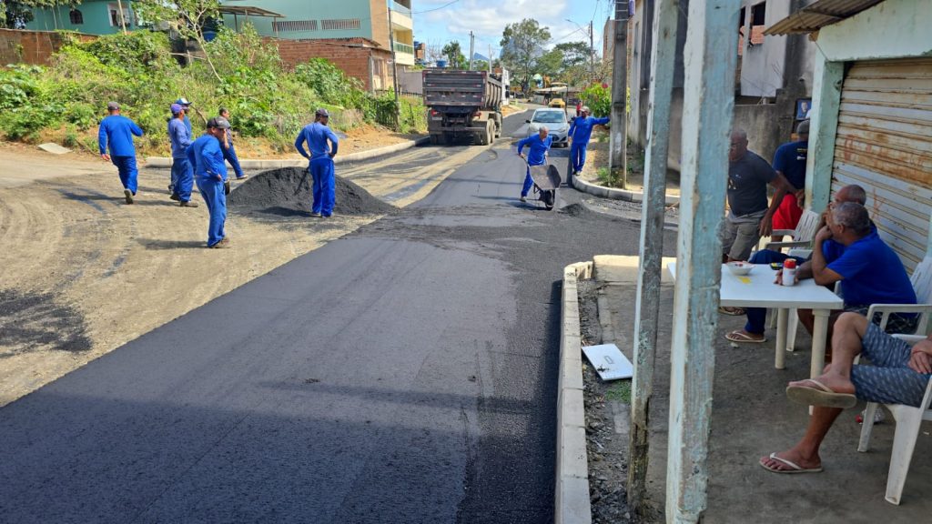 Secretaria de Serviços realiza ações de limpeza, recapeamento asfáltico e instalação de meio-fio em vias da cidade