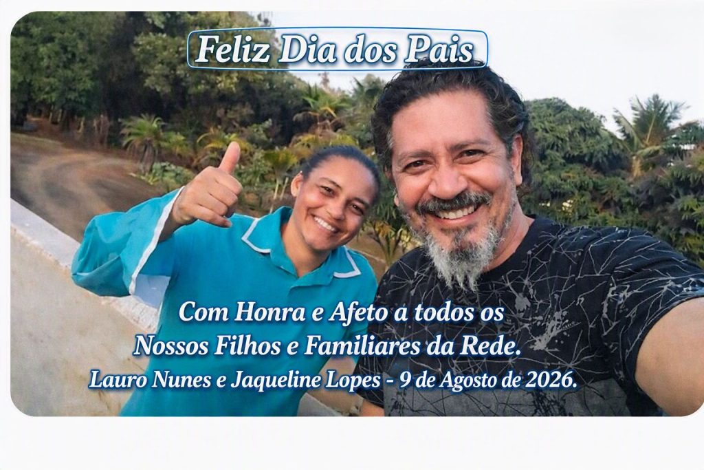 Feliz Dia dos Pais: A Força dos Laços e a Essência da Família Uma selfie ao ar livre em uma propriedade rural, mostrando Lauro Nunes (barba grisalha, camisa estampada) e Jaqueline Lopes (uniforme azul, polegar para cima) sorrindo para a câmera. Sobreposta na parte superior está a frase "Feliz Dia dos Pais" em fonte branca com contorno azul. Na parte inferior, uma dedicatória formal, também em branco com contorno azul, lê-se: "Com Honra e Afeto a todos os Nossos Filhos e Familiares da Rede. Lauro Nunes e Jaqueline Lopes - 9 de Agosto de 2026." O fundo inclui árvores e vegetação sob luz natural.