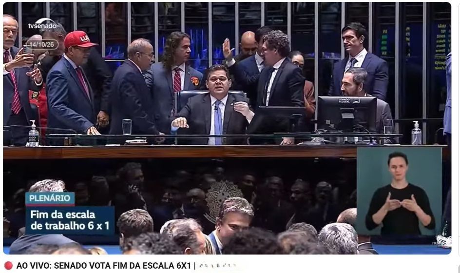 Vitória histórica: Senado aprova o fim da escala 6×1 por placar avassalador e encerra ciclo de exploração da mão de obra no Brasil Transmissão ao vivo da TV Senado mostrando a Mesa Diretora do Plenário com parlamentares reunidos e o painel eletrônico com a inscrição "Fim da escala de trabalho 6 x 1".